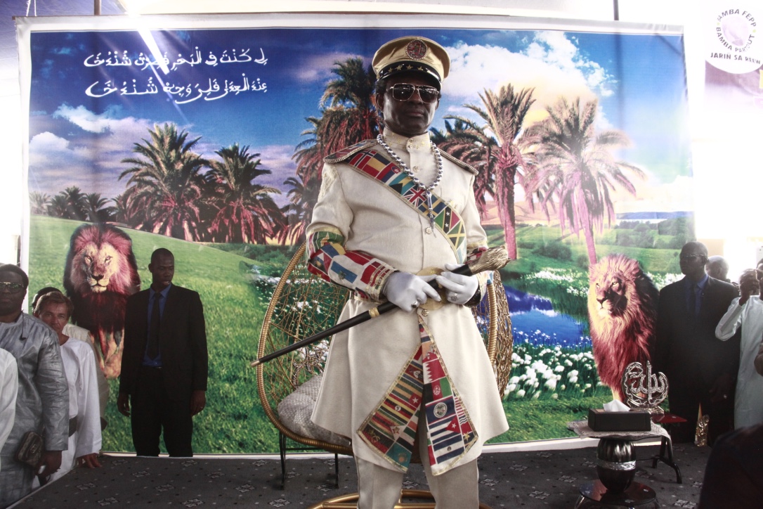6 photos : L'incroyable tenue  du "Maréchal" Général de Bamba lors du Magal de Darou Mouthy