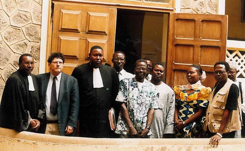 Me Kaba, Reed Brody et  Me Boucounta Diallo à gauche, lors du dépôt de la première plainte contre  Habré au Sénégal