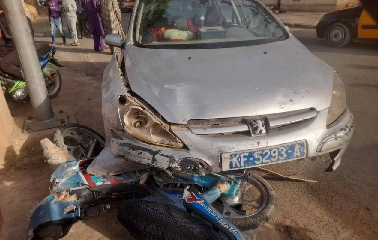 Thiès : un violent choc entre un "clando" et une moto fait une blessée grave