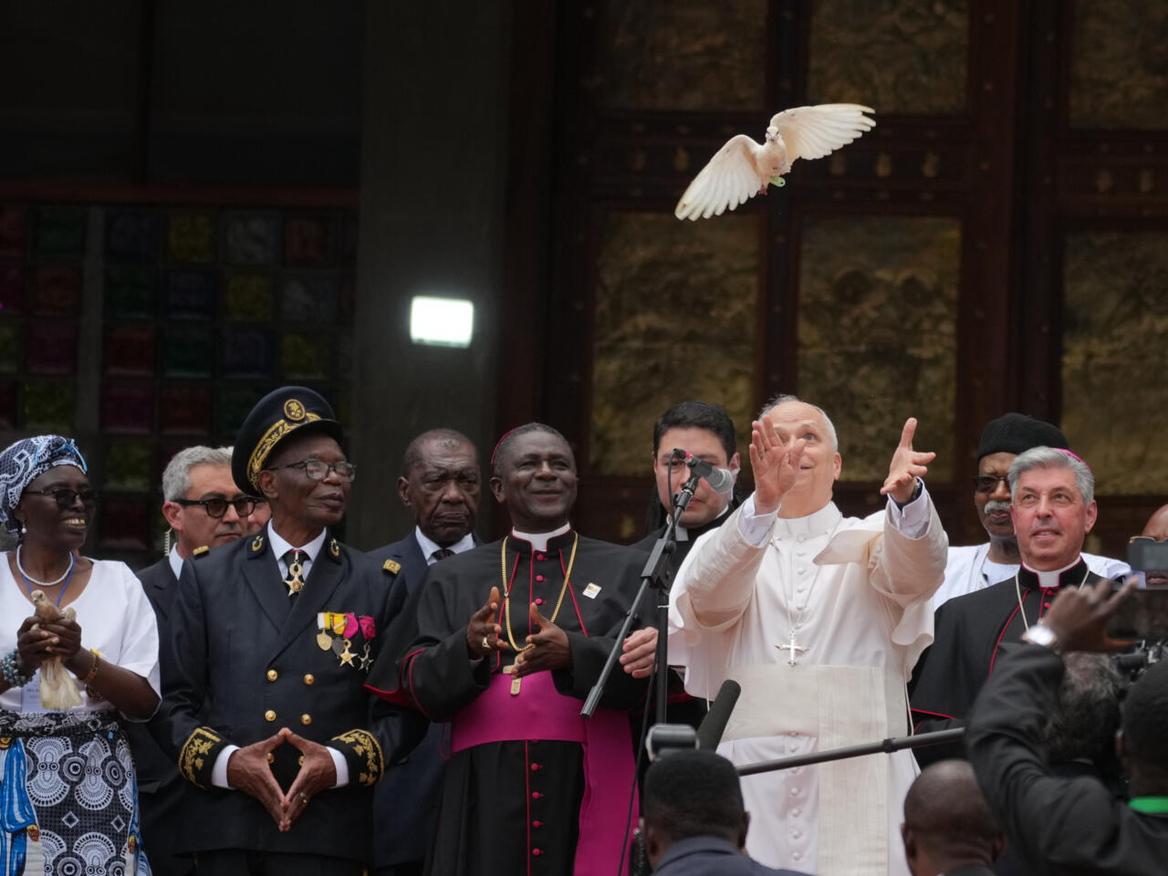 Au Cameroun, le pape Léon XIV fustige « les maîtres de la guerre »