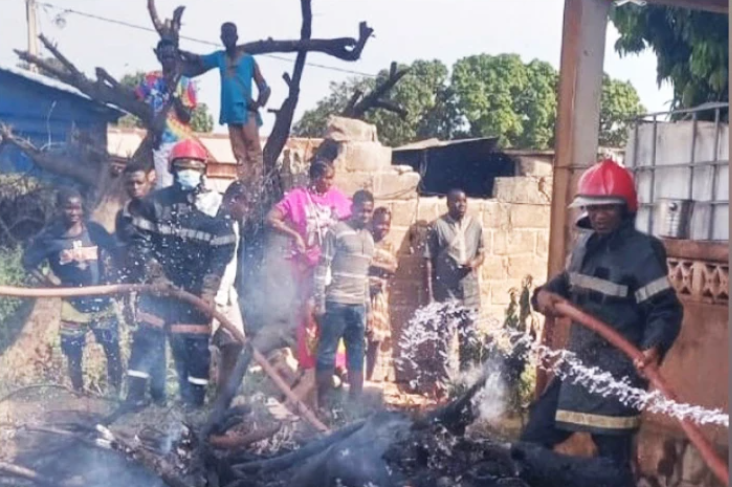 Saraya : un incendie ravage 17 cases et fait deux blessés graves à Sékhoto