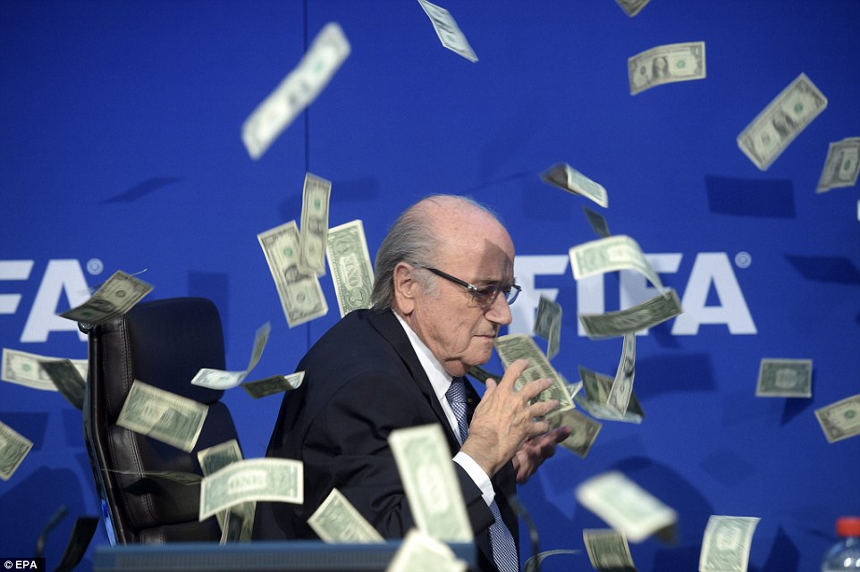 La Fifa encore dans la tourmente : La justice accuse Blatter, Valcke et Kattner de s'être partagé 80 millions de dollars