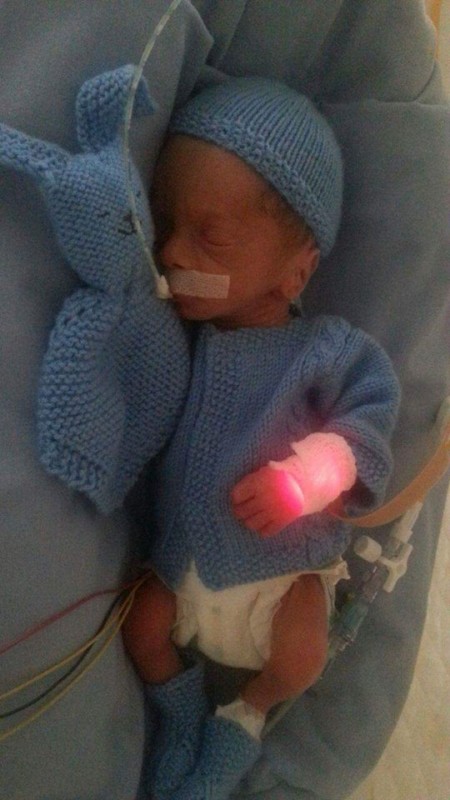 Une Italienne Tricote De Jolis Vetements Pour Les Bebes Prematures Une Italienne Tricote De Jolis Vetements Pour Les Bebes Prematures