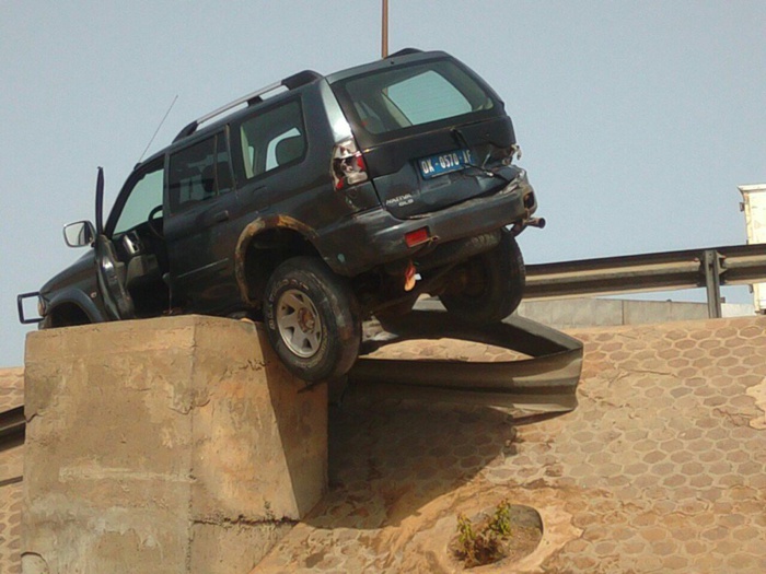 Fausse manœuvre : Sa voiture se retrouve juchée sur une bouche d’évacuation au bas de l’autoroute