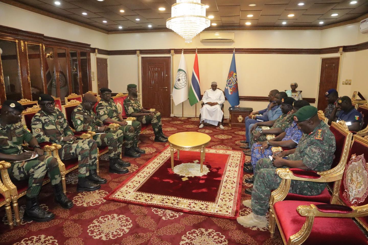 Coopération militaire : Le nouveau CEMGA sénégalais, l'Amiral Oumar Wade, reçu par Adama Barrow