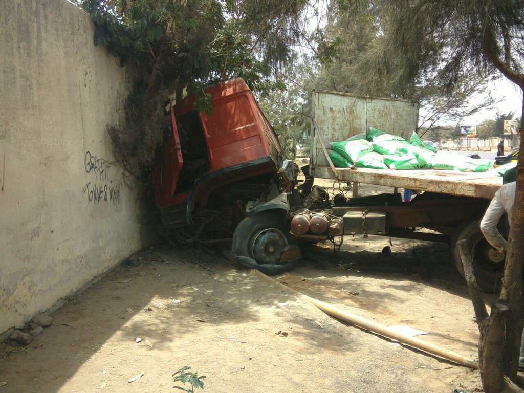 Accident : Un camion transportant du riz fini sa course dans un mur de l'autoroute