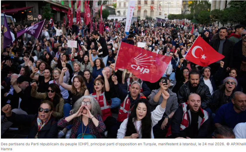 Turquie: des milliers de soutiens devant le Parlement après l'assaut du siège du CHP