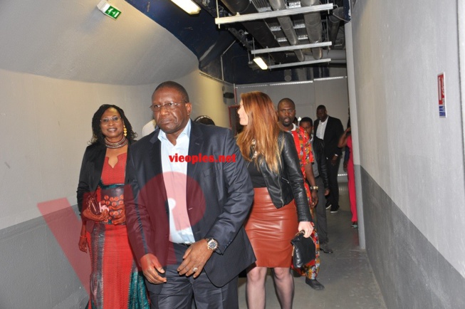 L'arrivée de Bassirou Sène, ambassadeur du Sénégal à Paris, au concert de Waly Seck à Bercy.