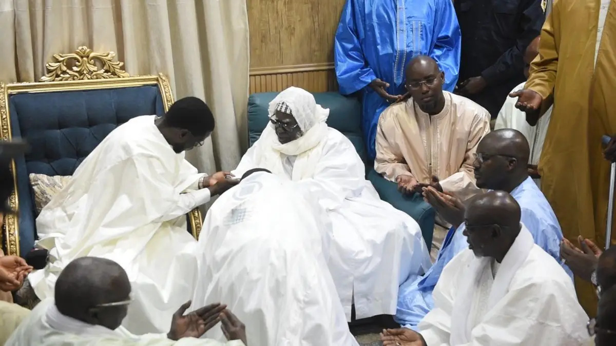 Touba : Bassirou Diomaye Faye présente ses condoléances au khalife général des mourides après le décès de Serigne Cheikh Saliou Mbacké Touba : Bassirou Diomaye Faye présente ses condoléances au khalife général des mourides après le décès de Serigne Cheikh Saliou Mbacké