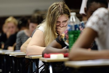 Non, la grève des surveillants ne va pas annuler les épreuves du bac