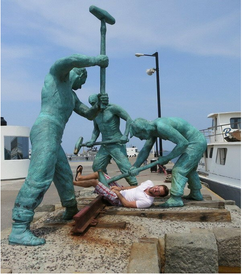 20 personnes qui se sont complètement lâchées en croisant une statue !
