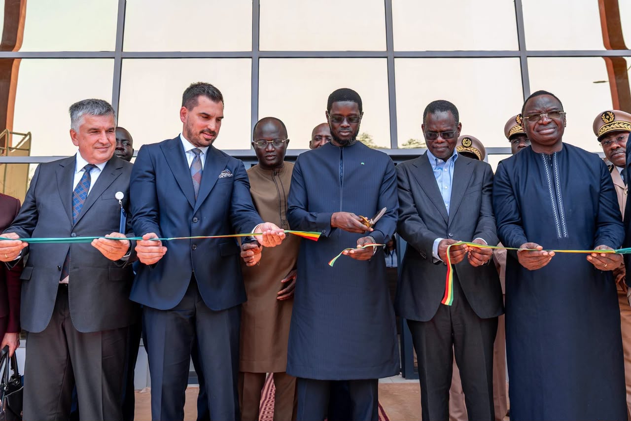 Diomaye Faye inaugure une usine textile et lance les travaux de la gare de Sébikotane