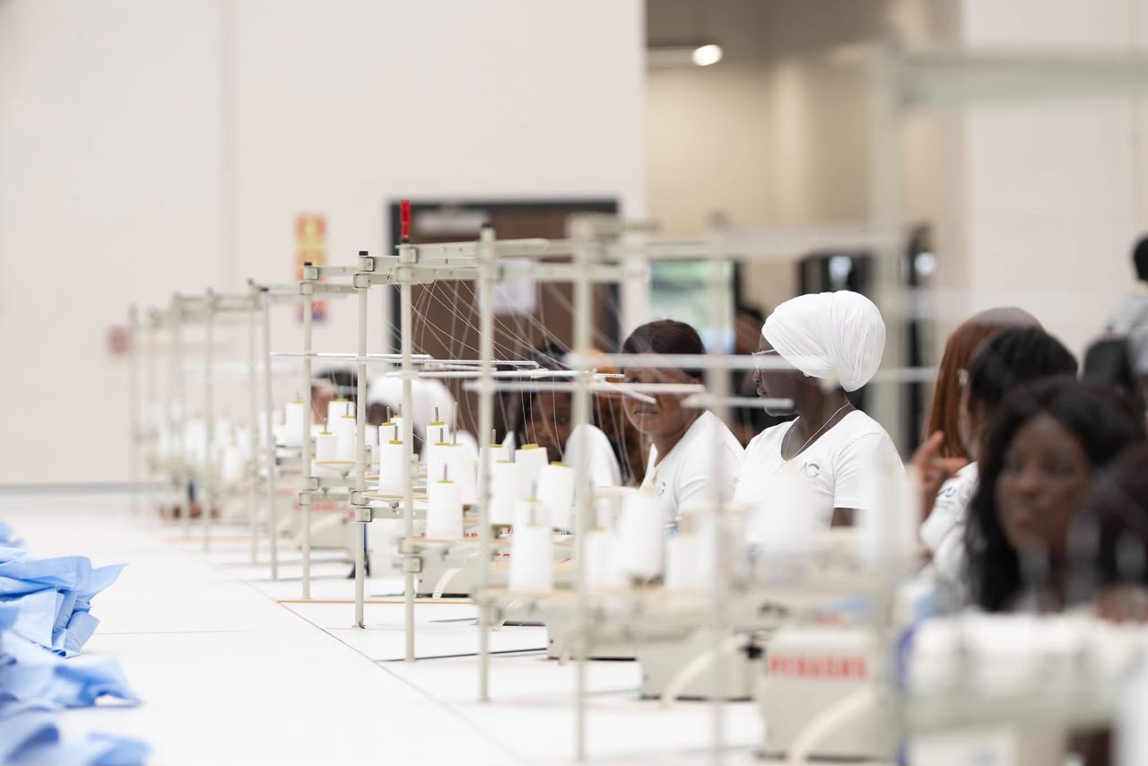 Diomaye Faye inaugure une usine textile et lance les travaux de la gare de Sébikotane