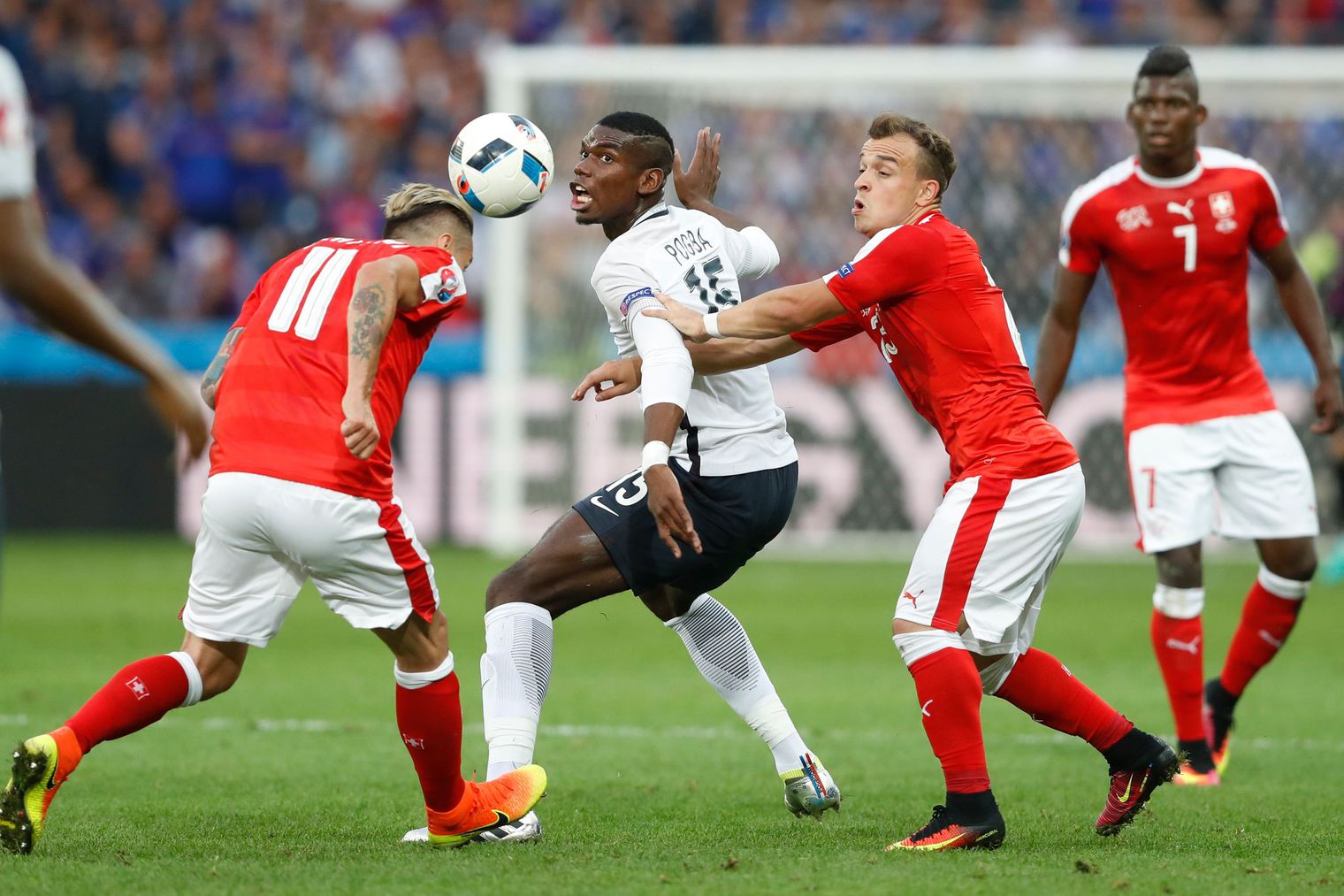 Euro 2016 : La France première de son groupe après son match nul contre la Suisse (0-0)