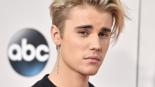 Justin Bieber : il tombe de scène à cause de son pantalon