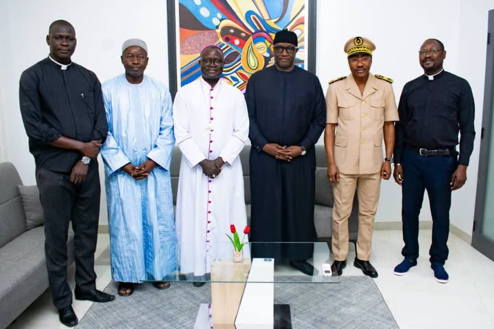 Dialogue religieux : le ministre de l’Intérieur lance sa tournée par une visite à l’Archevêque de Dakar Dialogue religieux : le ministre de l’Intérieur lance sa tournée par une visite à l’Archevêque de Dakar