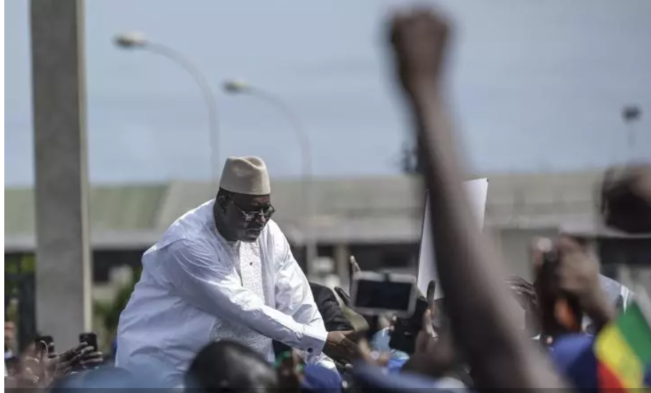 Entre accueil populaire et polémique, Macky Sall fait son retour à Dakar