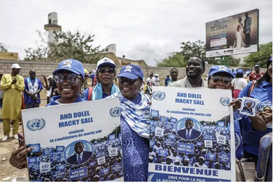 Entre accueil populaire et polémique, Macky Sall fait son retour à Dakar