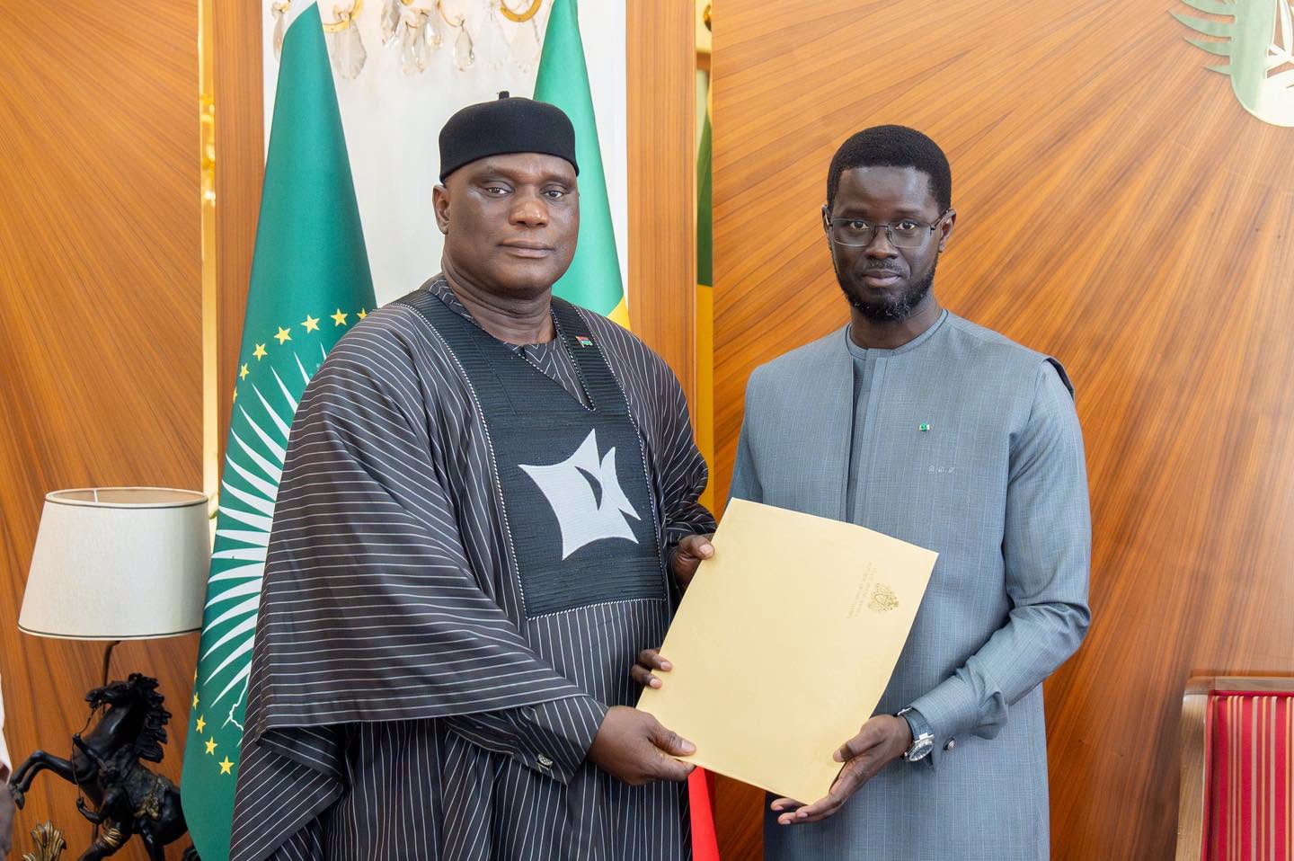 Coopération Sénégal-Gambie: Bassirou Diomaye Faye reçoit un émissaire d’Adama Barrow au Palais de la République Coopération Sénégal-Gambie: Bassirou Diomaye Faye reçoit un émissaire d’Adama Barrow au Palais de la République