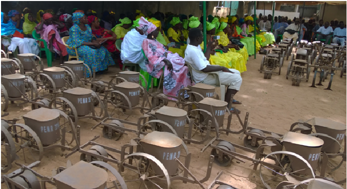 Pour booster la production agricole : Pape Abdoulaye Seck octroie 100 semoirs et 50 houes à la Fepromas de Paoskoto 