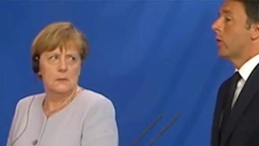 Le regard noir de Merkel après une blague de Renzi
