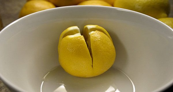 Coupez un citron et mettez-le sur votre table de chevet – voici pourquoi