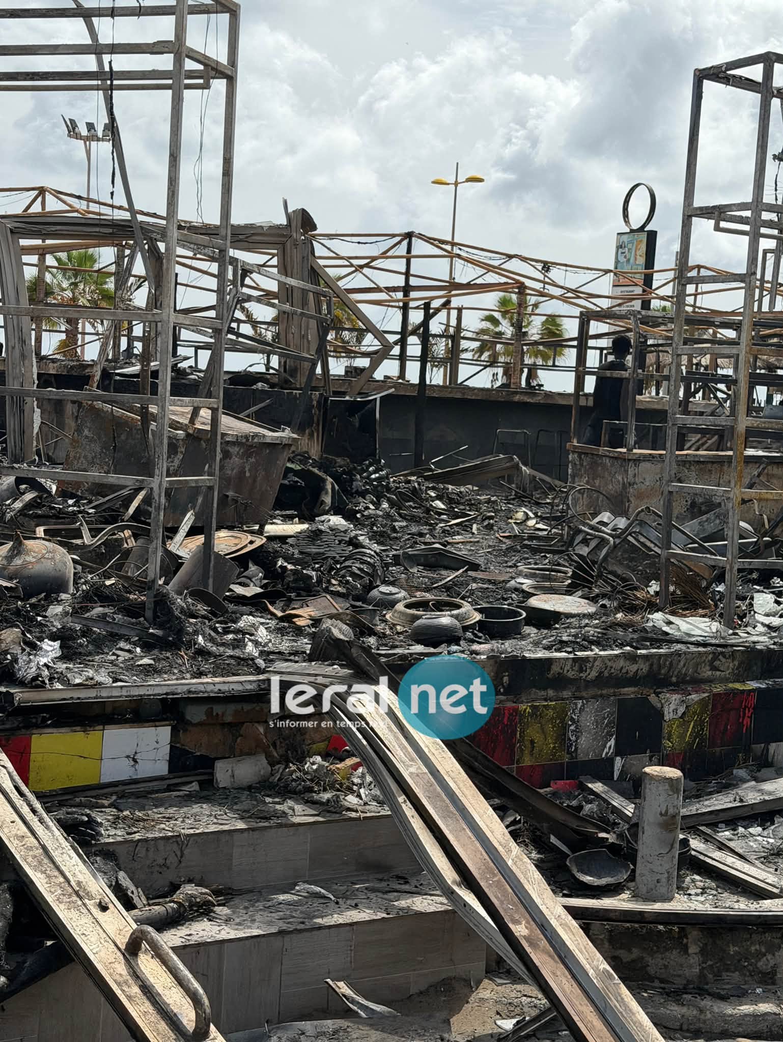 Aby’s Garden ravagé par les flammes : un décor de fête réduit en cendres sur la Corniche Ouest