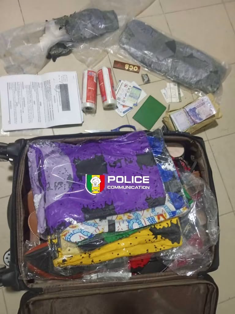 Une valise à double fond, 1,070 kg de cocaïne et trois arrestations à Dakar