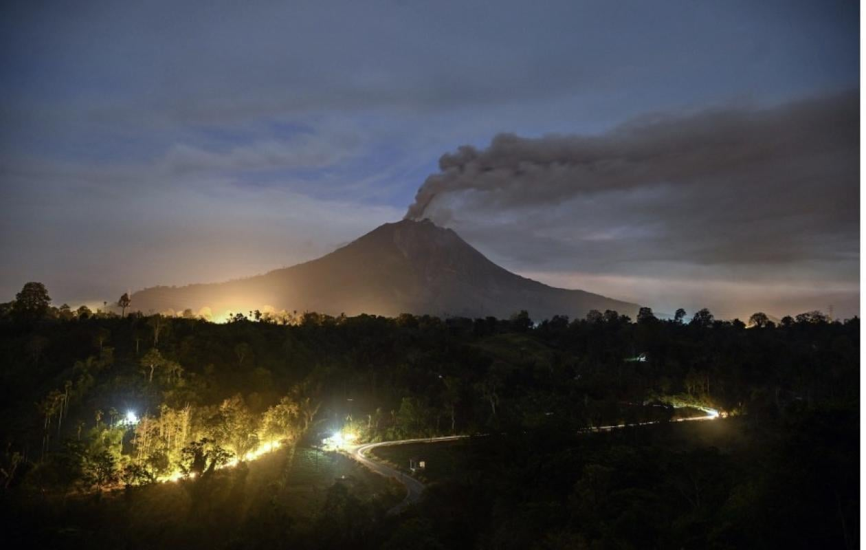 Indonésie : l’Anak Krakatoa paralyse le trafic aérien, 170 000 passagers bloqués