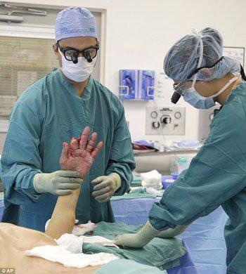 Choc : Un octogénaire se fait coudre la main dans le ventre