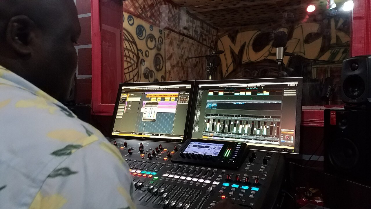 La radio à l'heure du smartphone : streaming, WhatsApp et réseaux sociaux