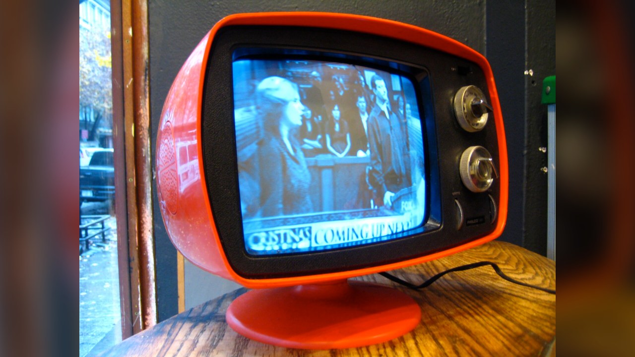Histoire de la télévision au Sénégal : des essais de 1965 à la TNT et aux chaînes privées
