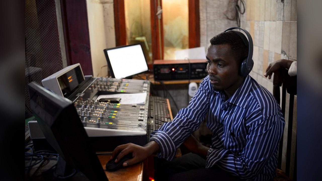 Publicité à la télé et à la radio au Sénégal : spots, parrainage et règles du CNRA