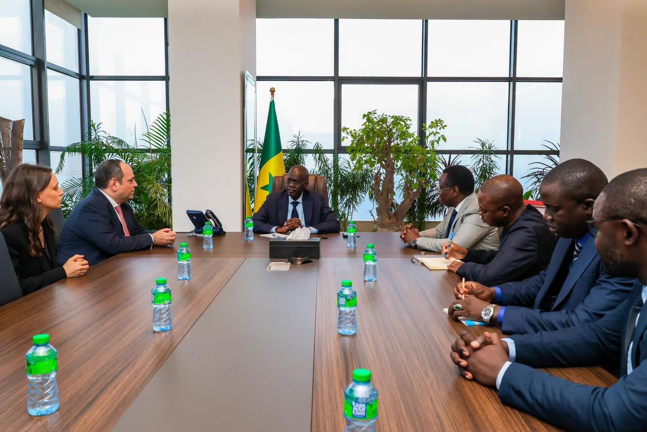 Ahmadou Al Aminou Lo reçoit Dimitri Kerkentzes après une session du BIE à Dakar