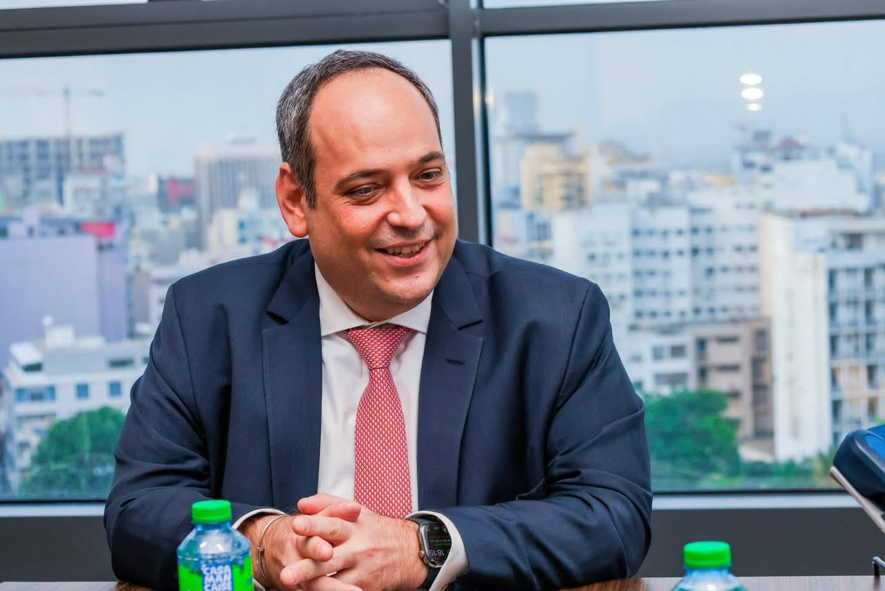 Ahmadou Al Aminou Lo reçoit Dimitri Kerkentzes après une session du BIE à Dakar