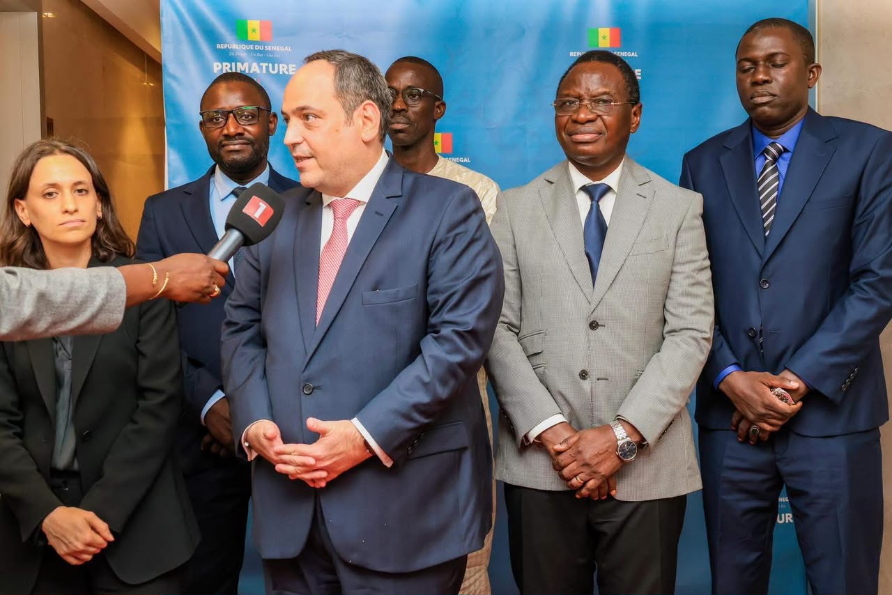 Ahmadou Al Aminou Lo reçoit Dimitri Kerkentzes après une session du BIE à Dakar
