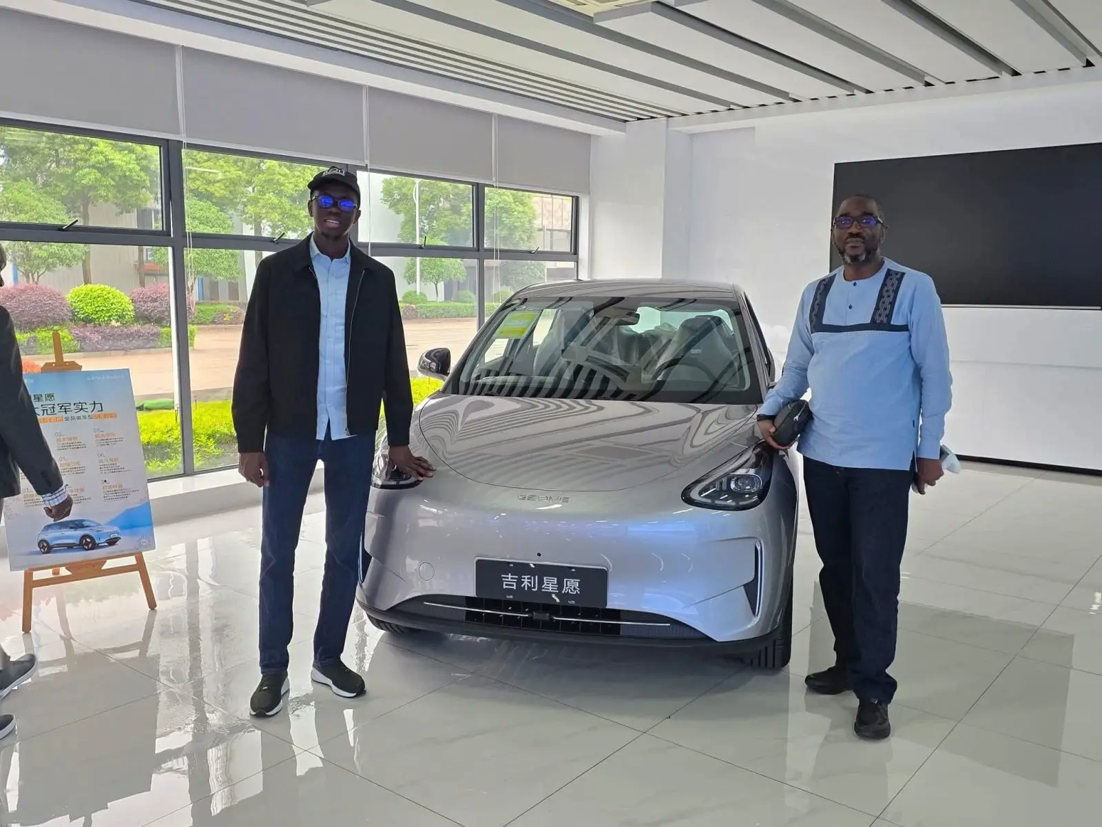 Transport urbain : le FDTT réceptionne les 100 premiers taxis électriques à Dakar