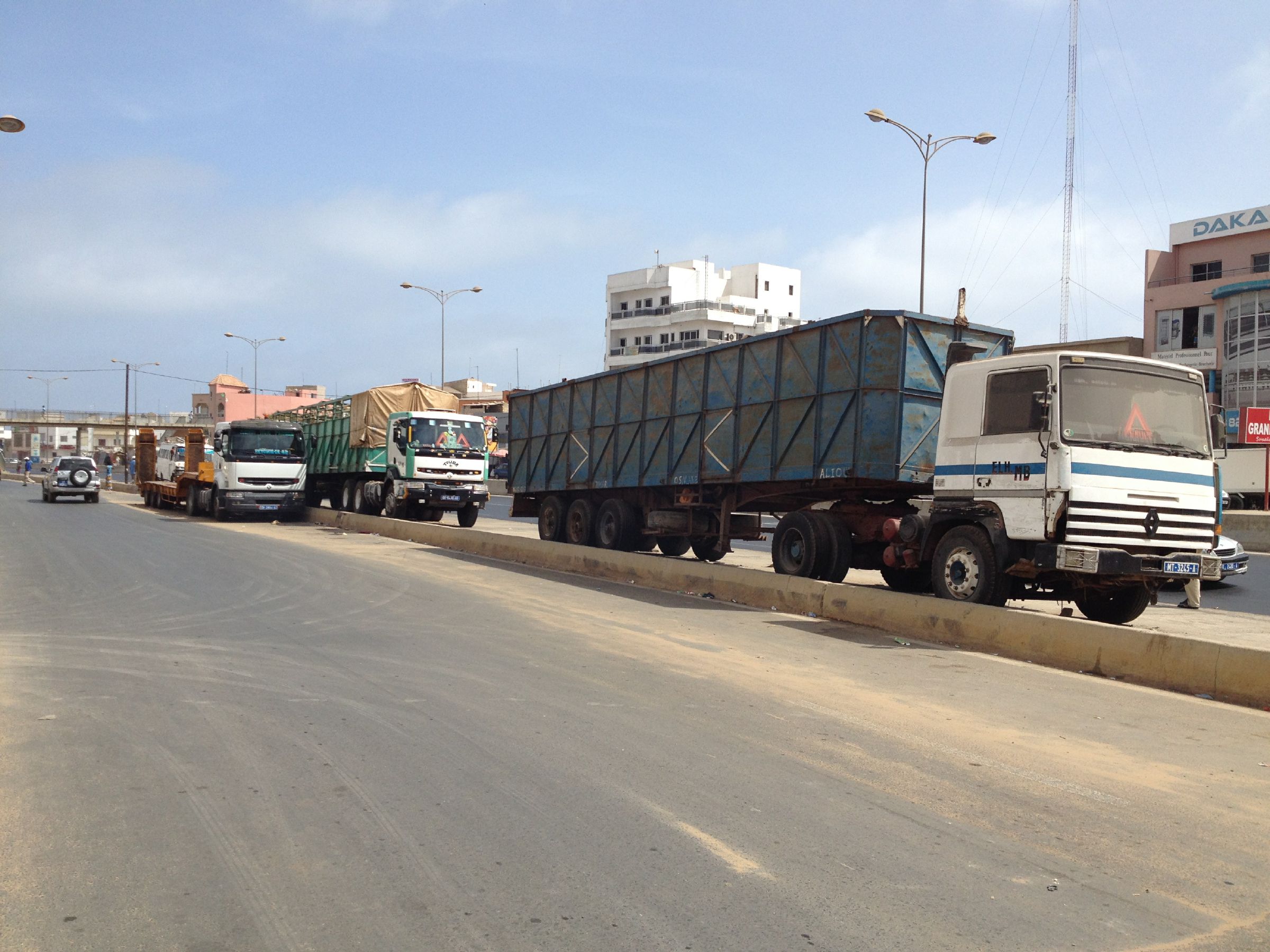 Dangers sur la voie publique à Ouest Foire (Route de l'Aéroport ): Agir avant qu'il ne soit trop tard 