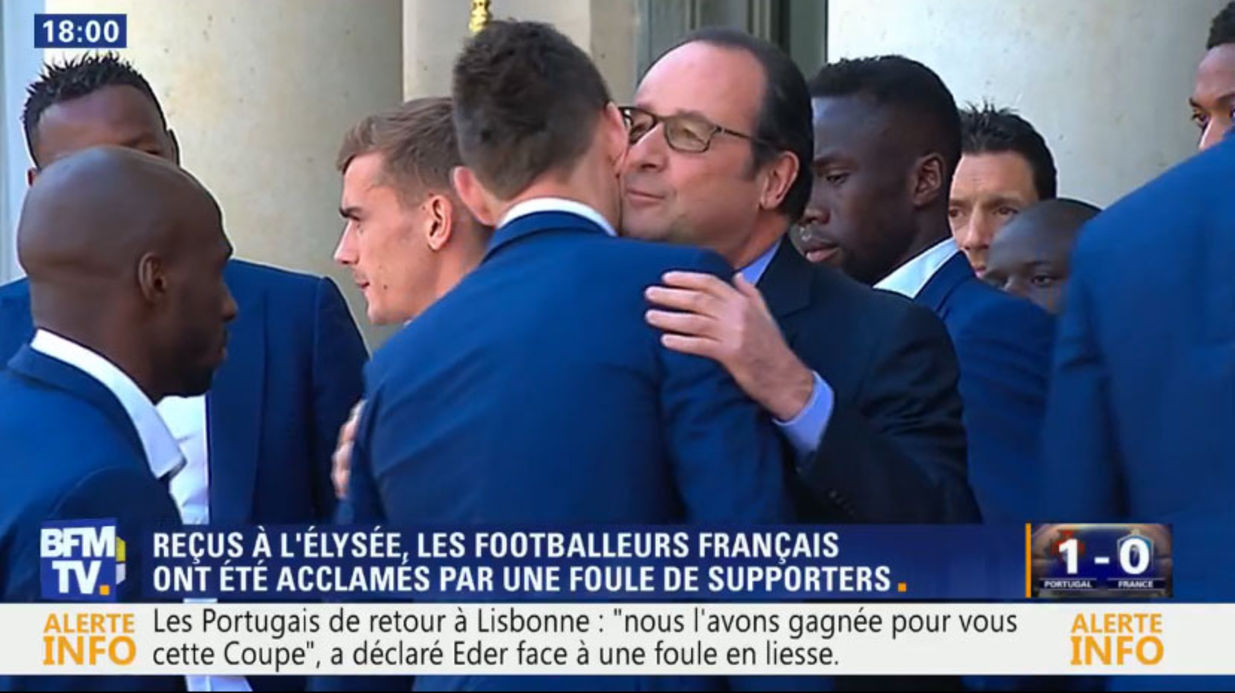 Les Bleus à l’Ely­sée : pourquoi François Hollande n’a embrassé que Laurent Koscielny