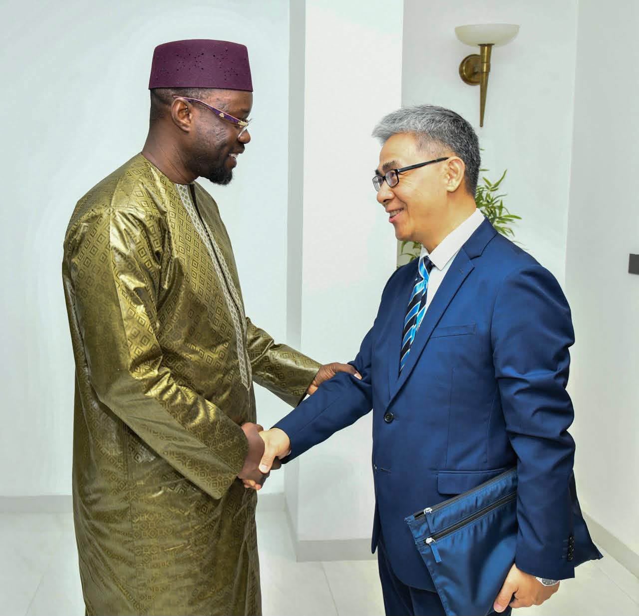 Assemblée nationale : Ousmane Sonko reçoit les ambassadeurs de France, d’Iran et de Chine