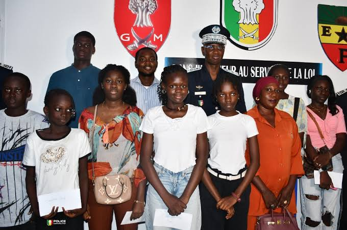 La Police nationale remet des bourses scolaires aux orphelins de ses agents