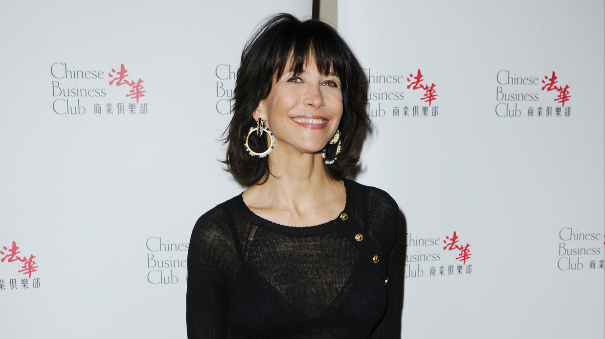 Sophie Marceau déclenche la colère des inter­nautes pour avoir soutenu un méde­cin contro­versé