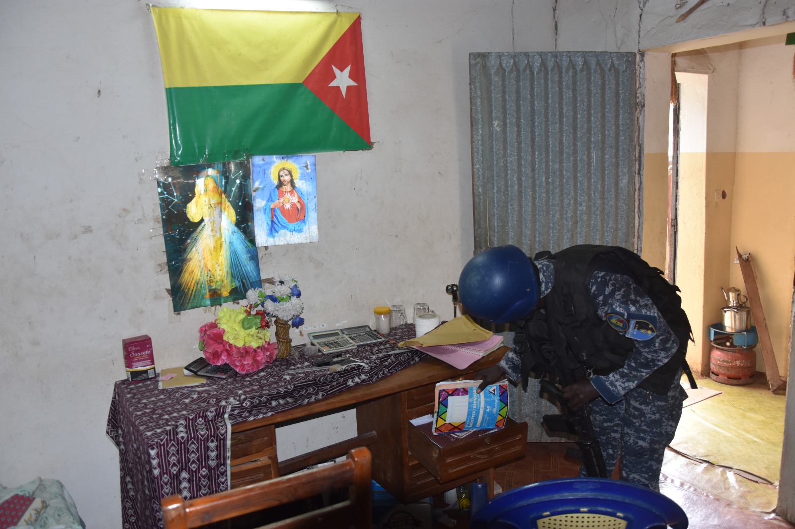 Ziguinchor : la gendarmerie démantèle le siège du MFDC et interpelle 28 individus, des drapeaux et des documents saisis