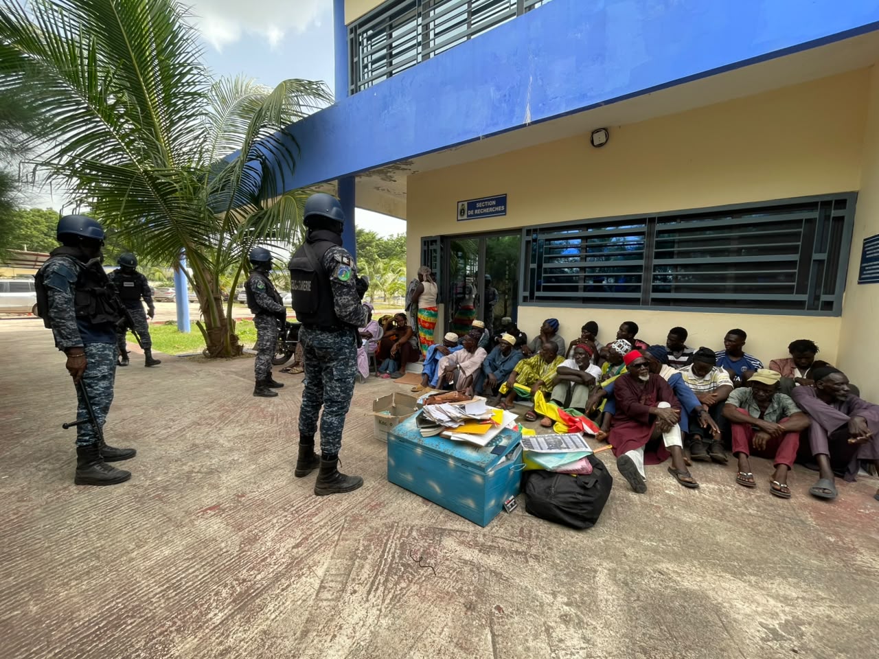 Ziguinchor : la gendarmerie démantèle le siège du MFDC et interpelle 28 individus, des drapeaux et des documents saisis