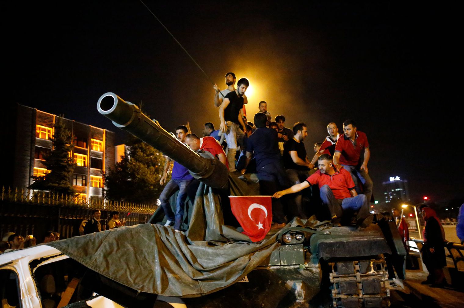 Turquie:  l'armée loyaliste annonce que le putsch a échoué, plus de 1500 militaires arrêtés