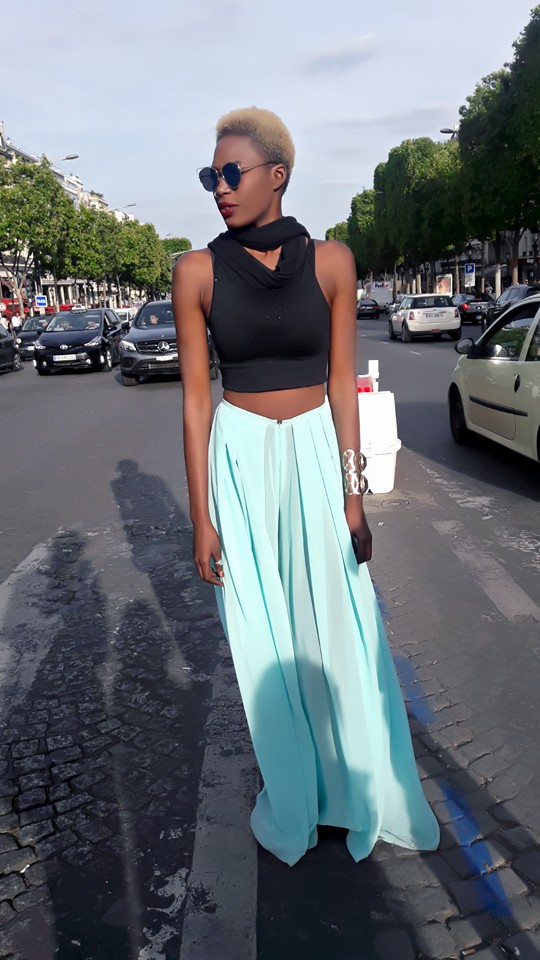 Khady Bâ chic et féminine dans les rues de Paris