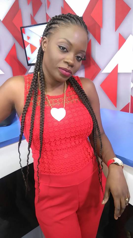 Safia de la Sen tv s’affiche en fashionista glamour