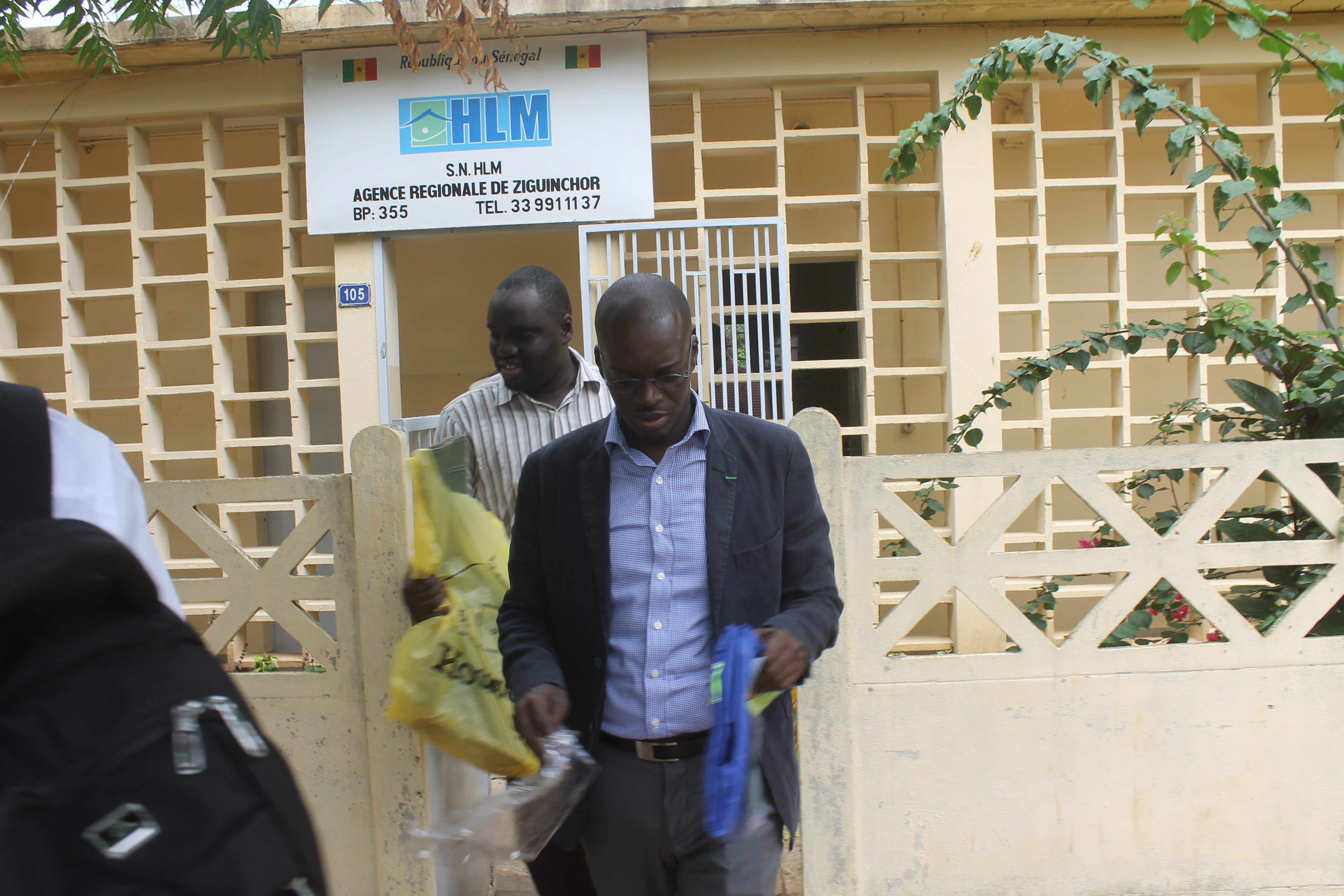 En images la visite de chantier du Directeur général de la Sn Hlm à Ziguinchor