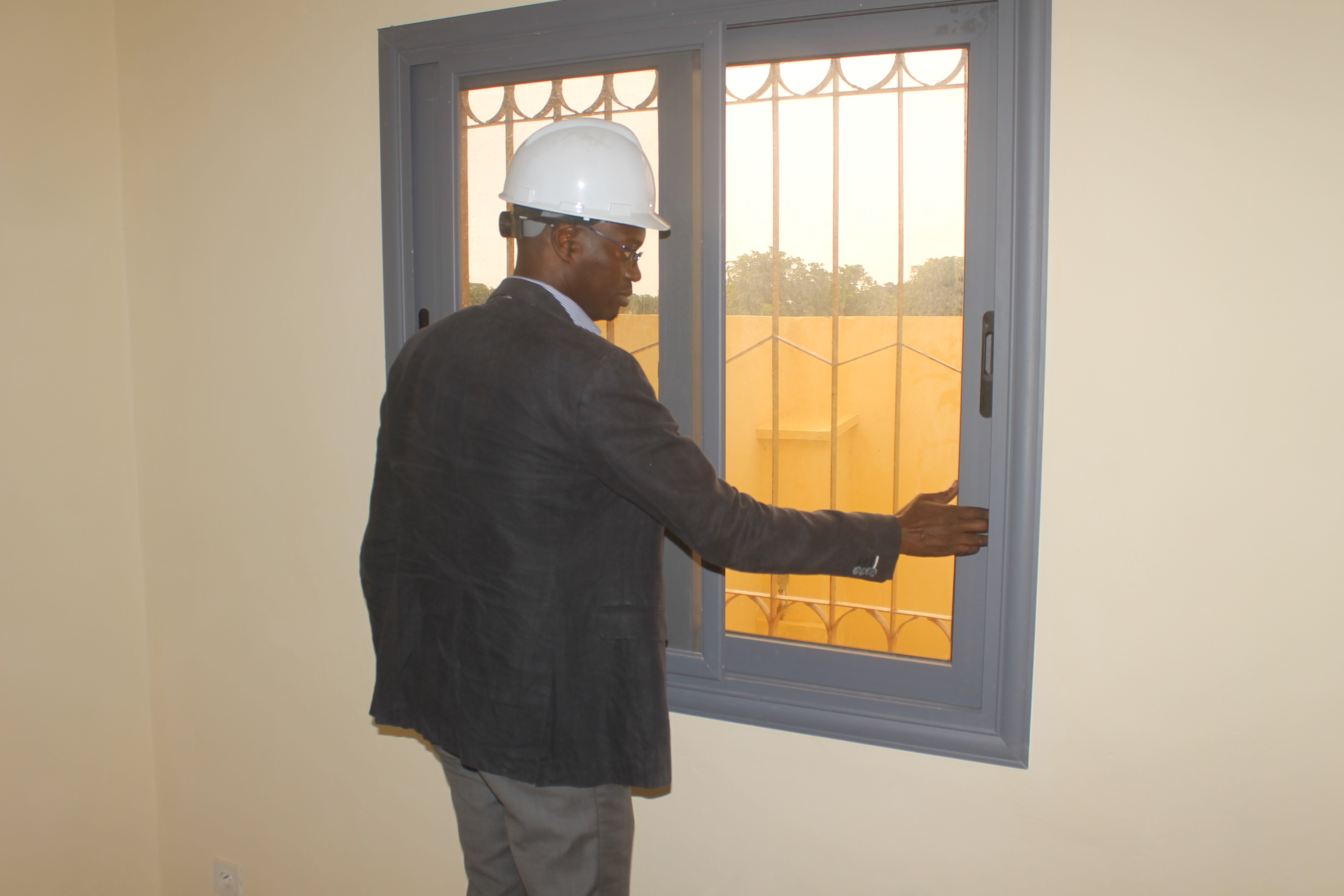 En images la visite de chantier du Directeur général de la Sn Hlm à Ziguinchor