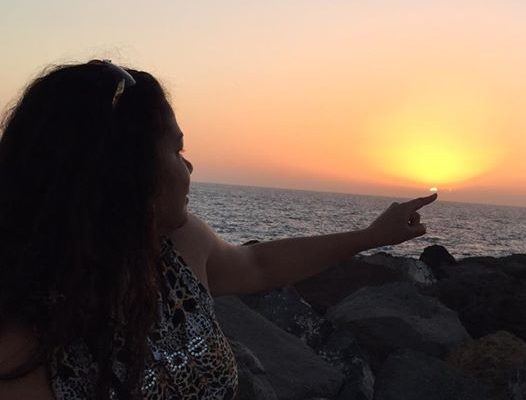 Aïda Coulibaly, l'épouse de Youssou Ndour, admire le coucher du soleil
